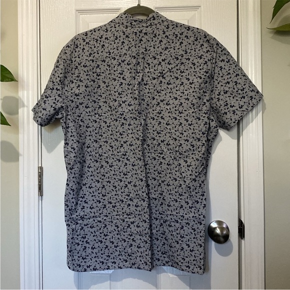 Bundle of 4 Button Down Shirts! (2 floral pattern, 1 with lightning ⚡️, 1 solid) - Picture 10 of 13